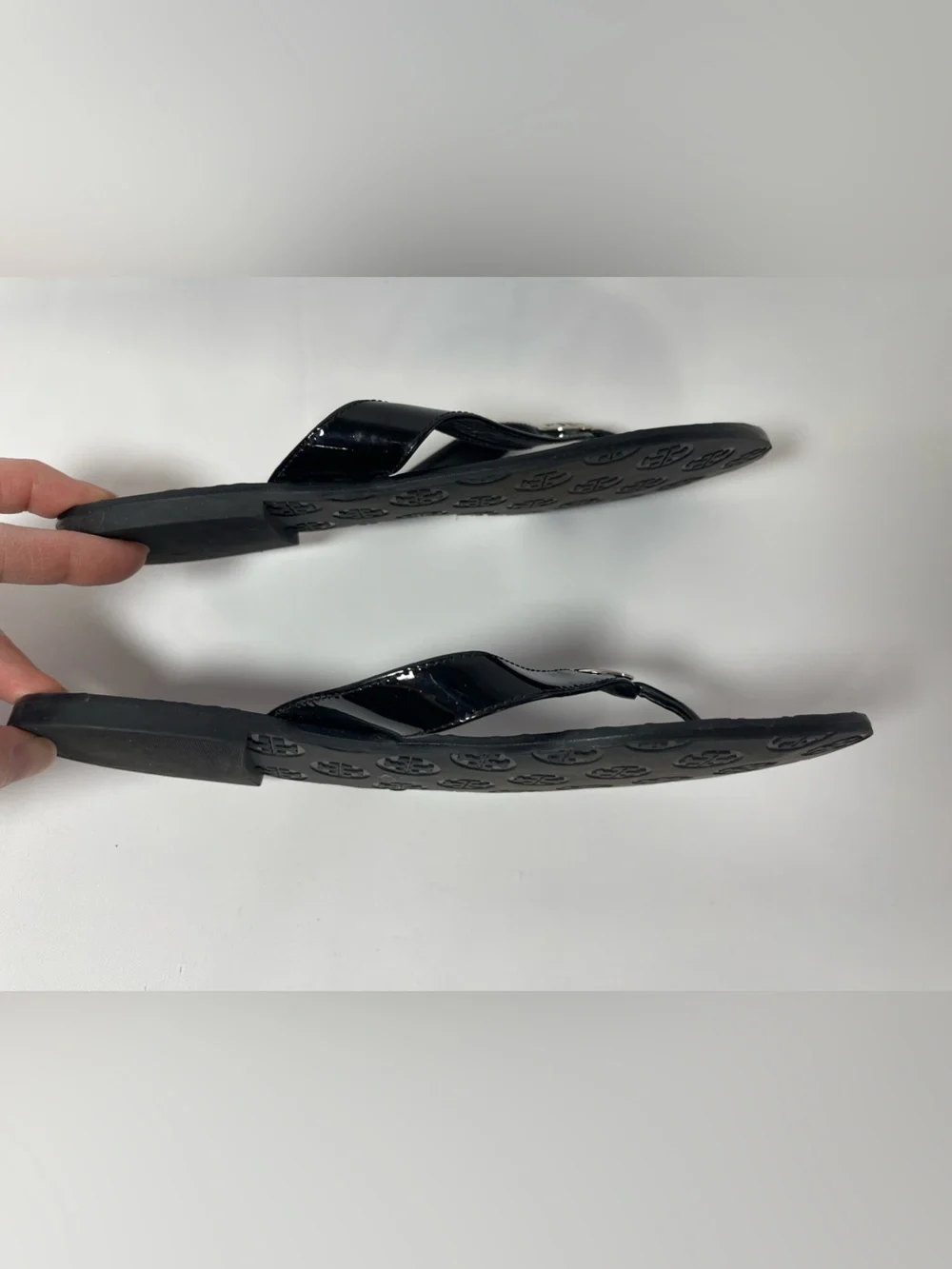 Tory Burch Black Patent Leather Thong Sandals Flip Flops Silver Logo Sole 8M
